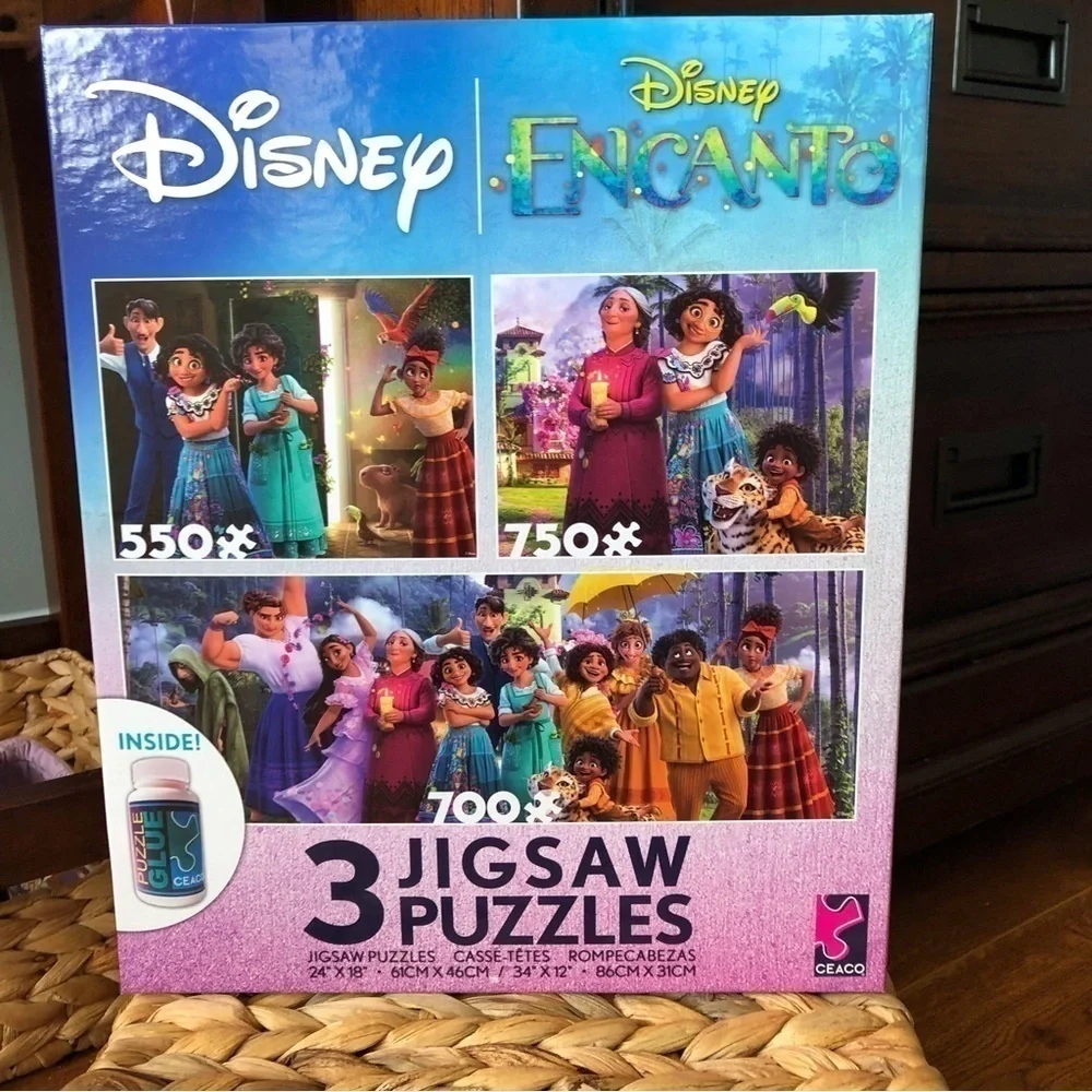 Disney: Encanto 3 in 1 puzzle set with glue